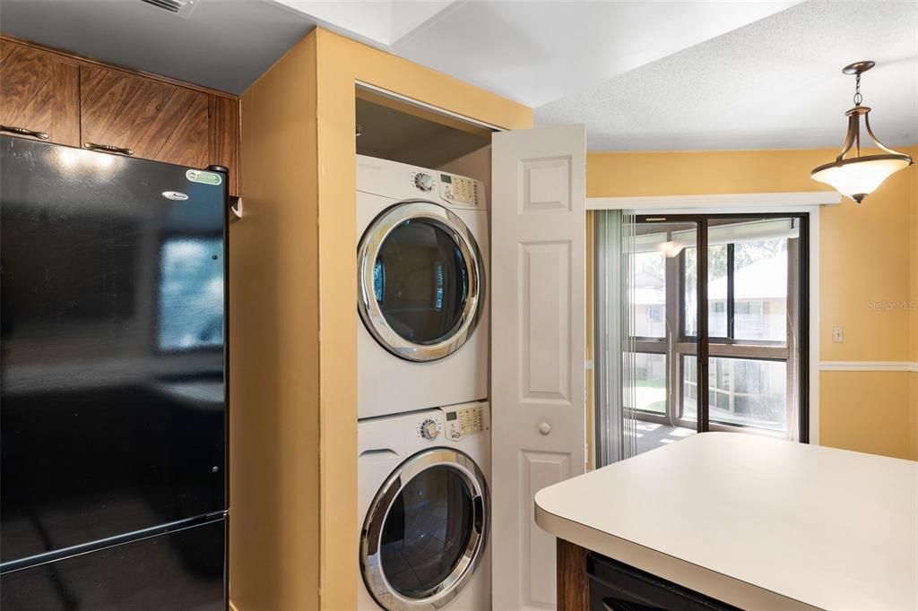 For Sale: $165,000 (2 beds, 1 baths, 912 Square Feet)