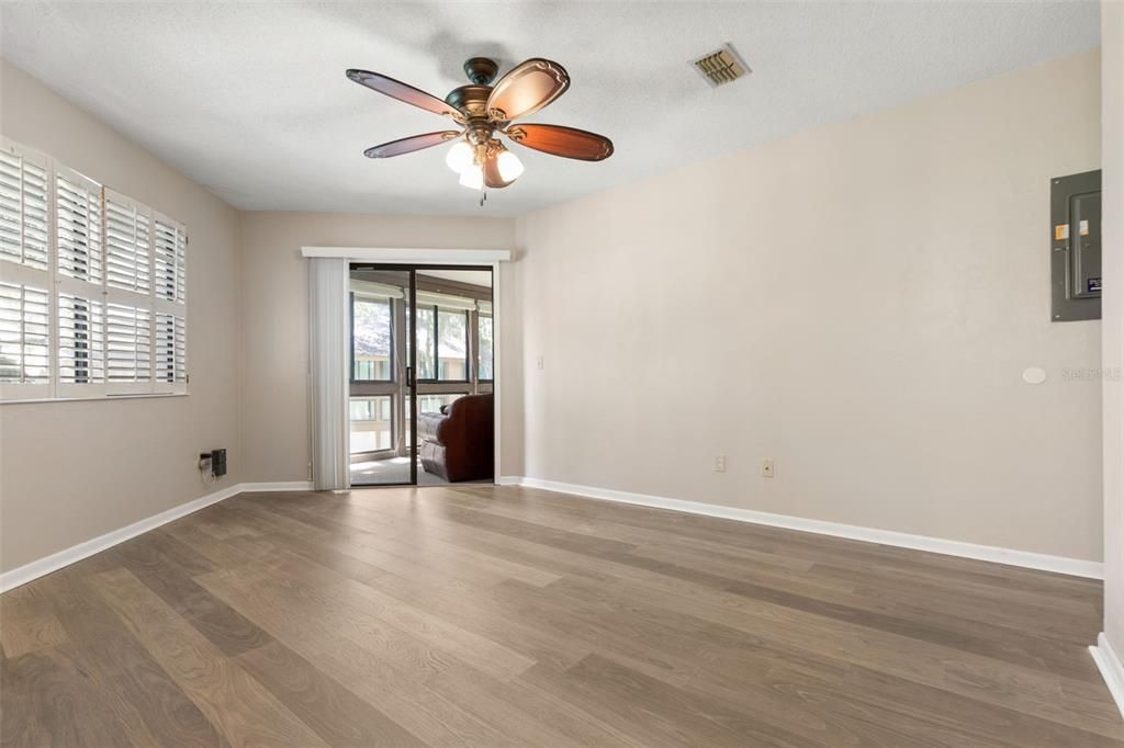 For Sale: $165,000 (2 beds, 1 baths, 912 Square Feet)