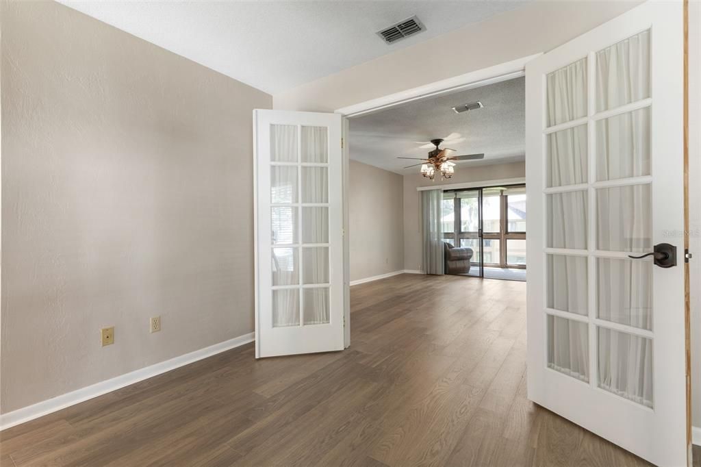 For Sale: $165,000 (2 beds, 1 baths, 912 Square Feet)