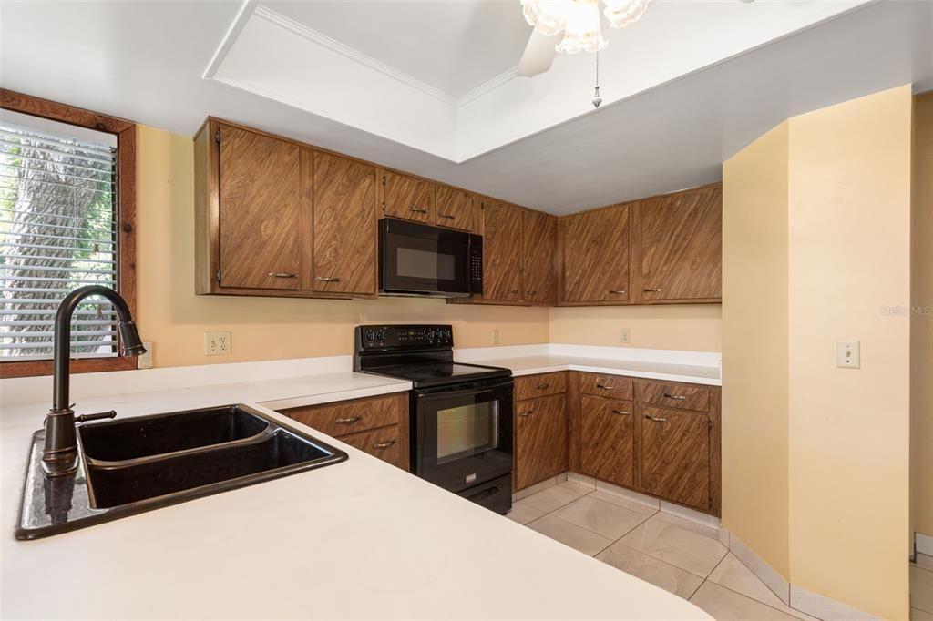 For Sale: $165,000 (2 beds, 1 baths, 912 Square Feet)