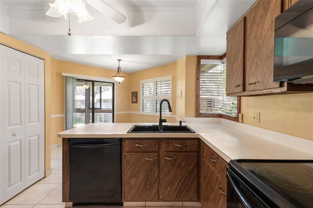 For Sale: $165,000 (2 beds, 1 baths, 912 Square Feet)