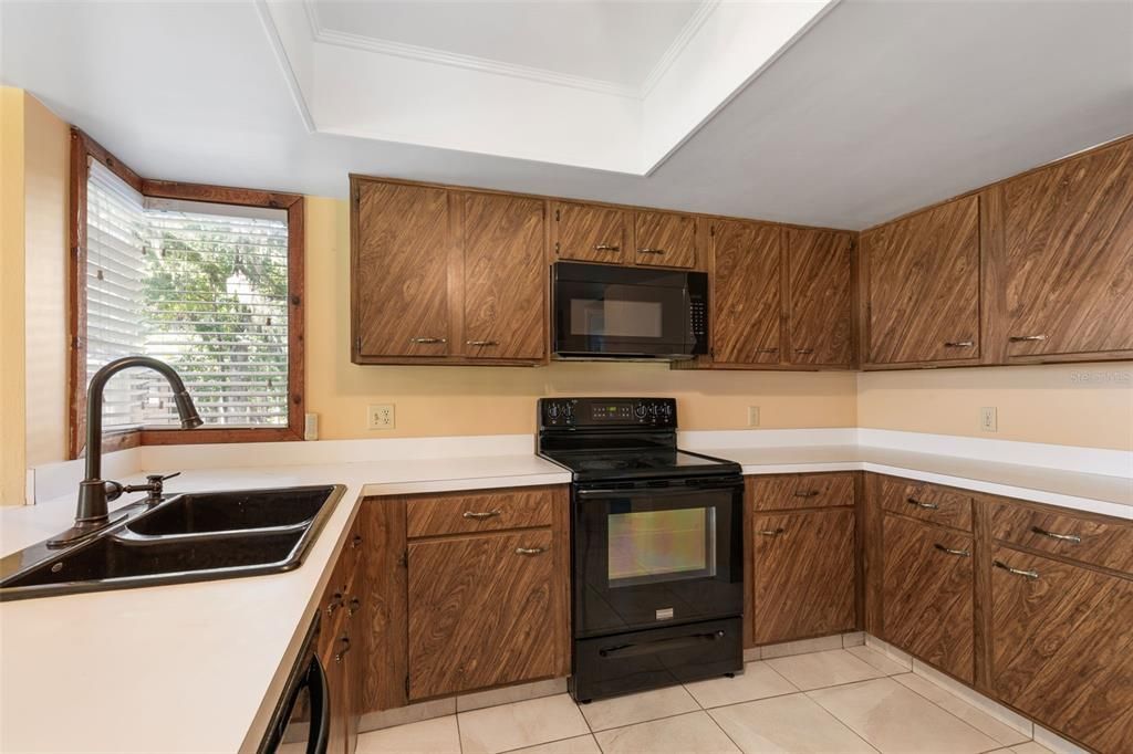 For Sale: $165,000 (2 beds, 1 baths, 912 Square Feet)