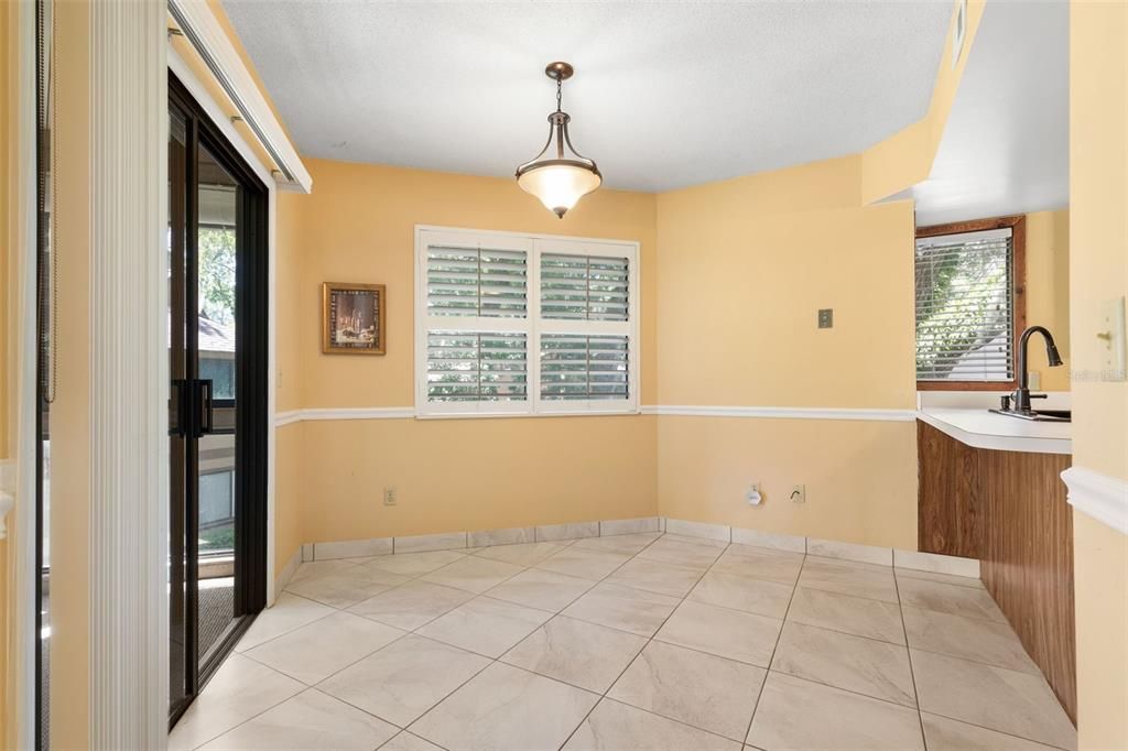 For Sale: $165,000 (2 beds, 1 baths, 912 Square Feet)