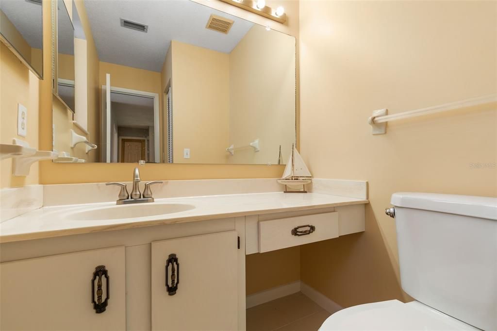 For Sale: $165,000 (2 beds, 1 baths, 912 Square Feet)