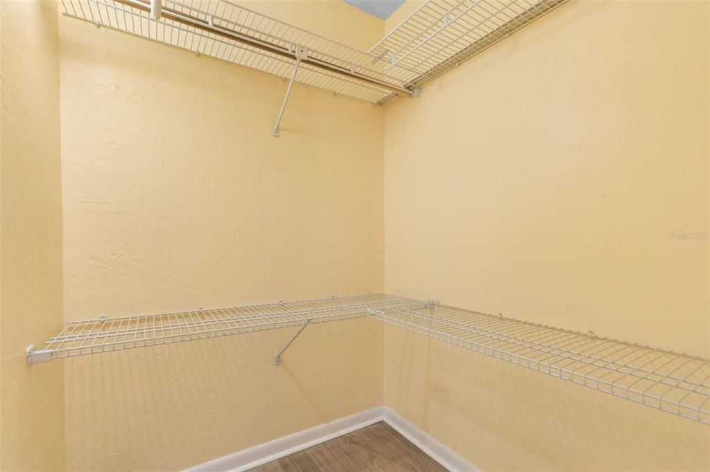 For Sale: $165,000 (2 beds, 1 baths, 912 Square Feet)