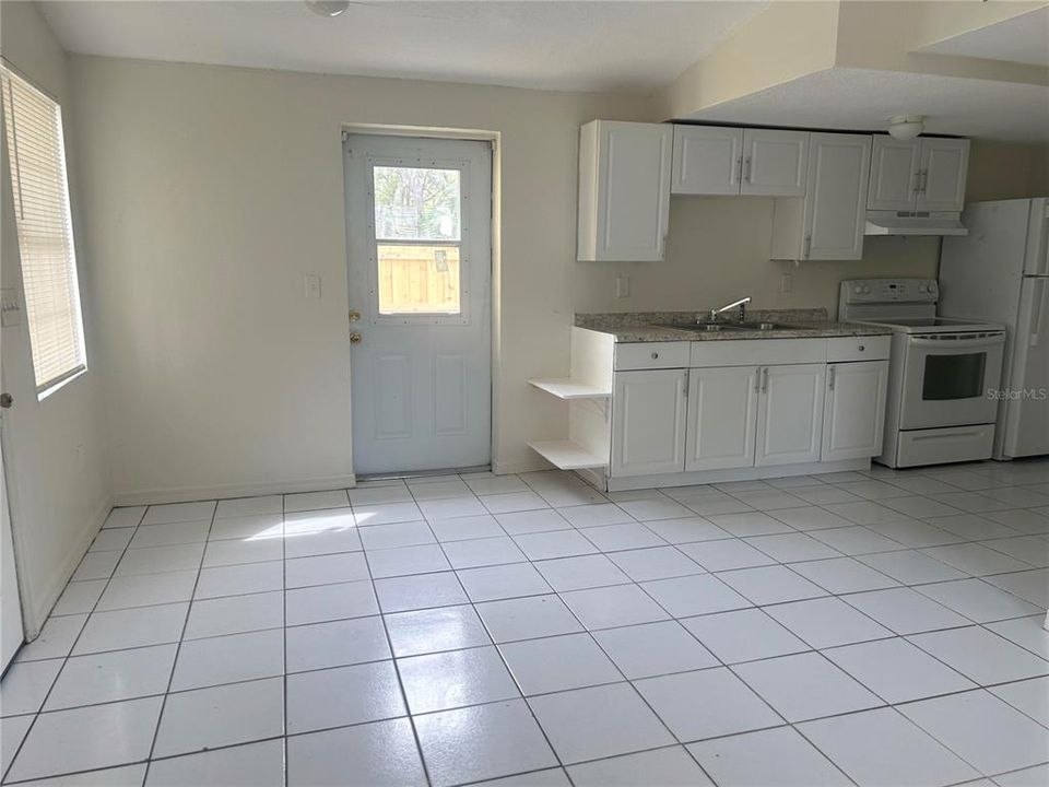 На продажу: $299,900 (4 спален, 2 ванн, 1197 Квадратных фут)