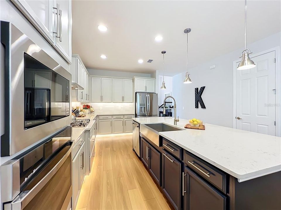 En Venta: $859,000 (4 camas, 3 baños, 3184 Pies cuadrados)