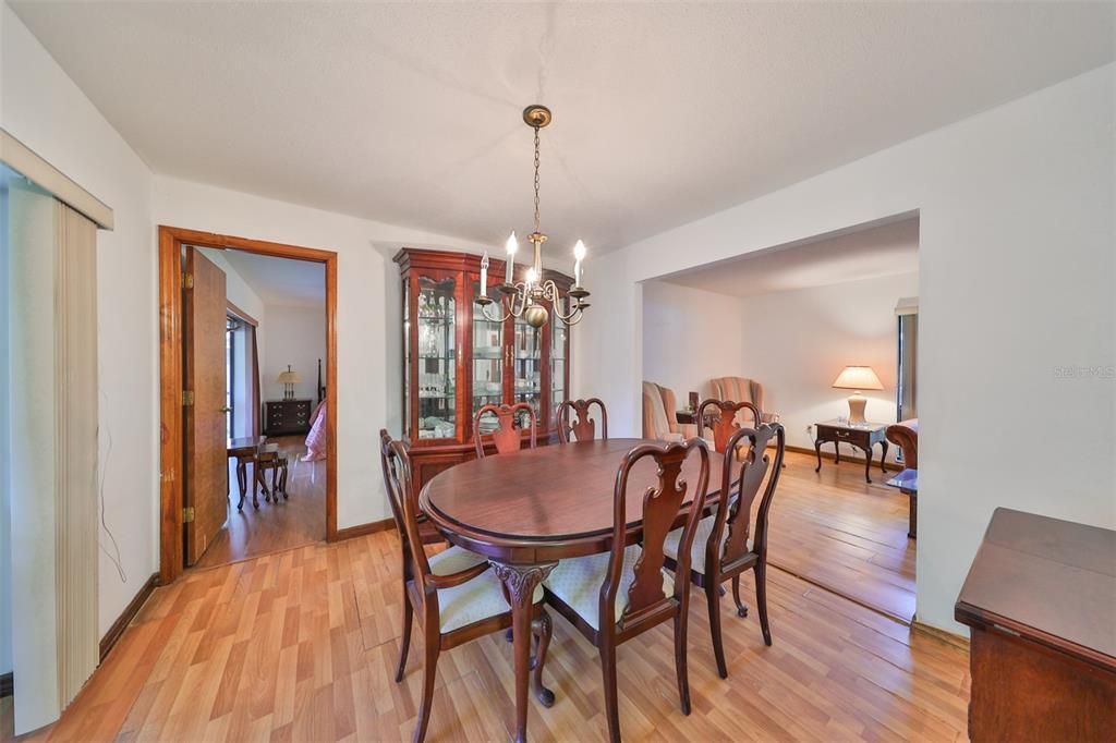 En Venta: $425,000 (4 camas, 2 baños, 2299 Pies cuadrados)