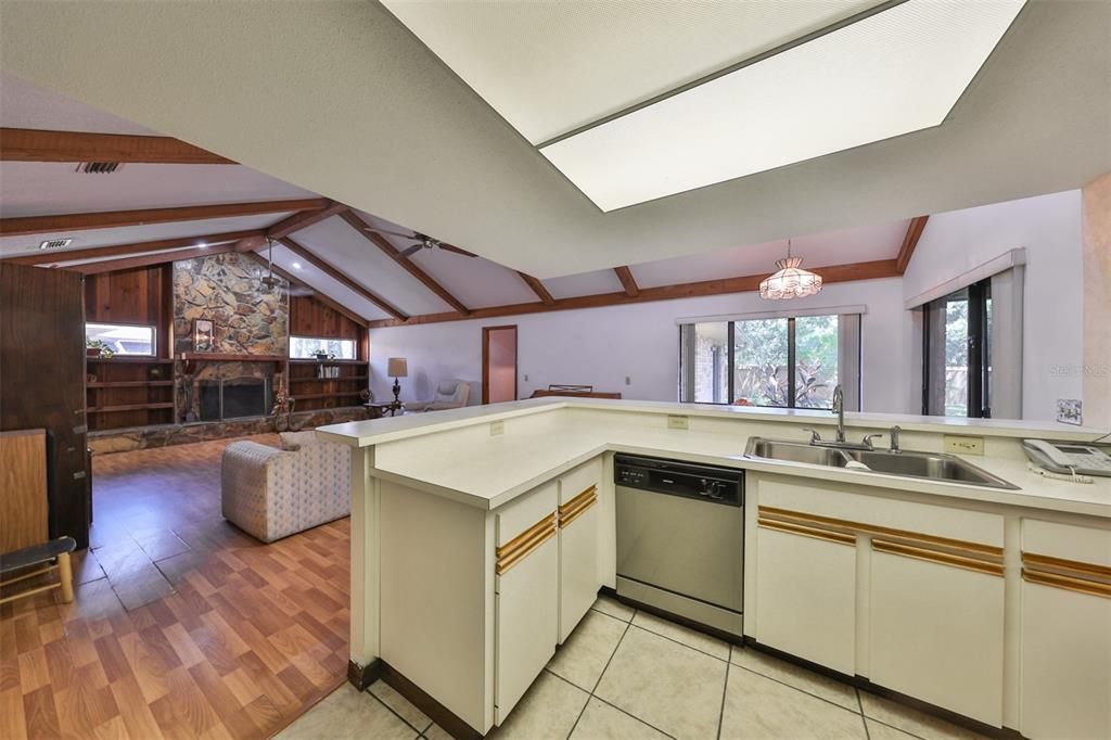 En Venta: $425,000 (4 camas, 2 baños, 2299 Pies cuadrados)