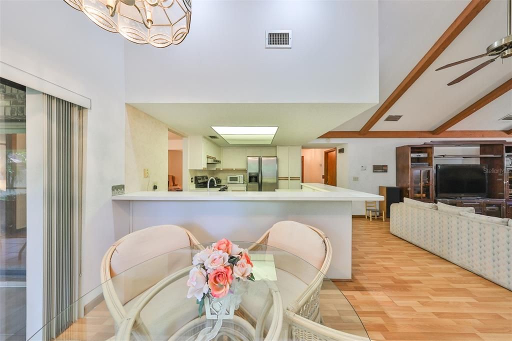 En Venta: $425,000 (4 camas, 2 baños, 2299 Pies cuadrados)