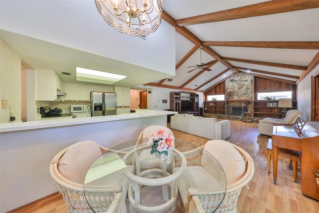 En Venta: $425,000 (4 camas, 2 baños, 2299 Pies cuadrados)