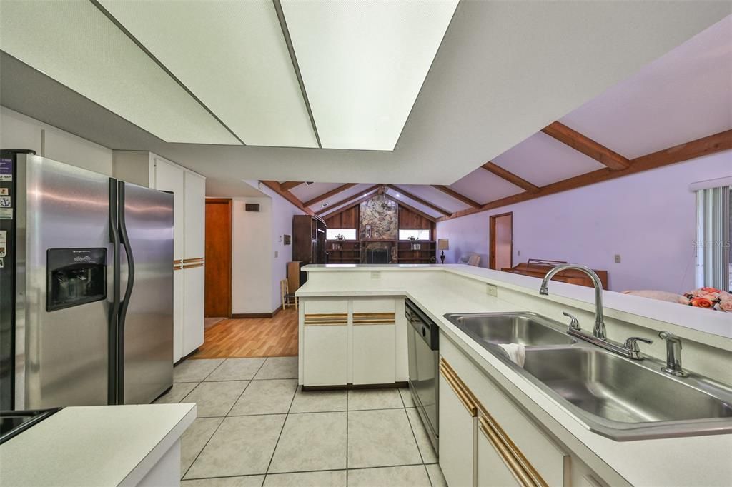 En Venta: $425,000 (4 camas, 2 baños, 2299 Pies cuadrados)