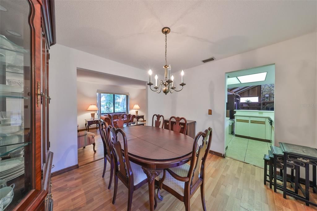 En Venta: $425,000 (4 camas, 2 baños, 2299 Pies cuadrados)