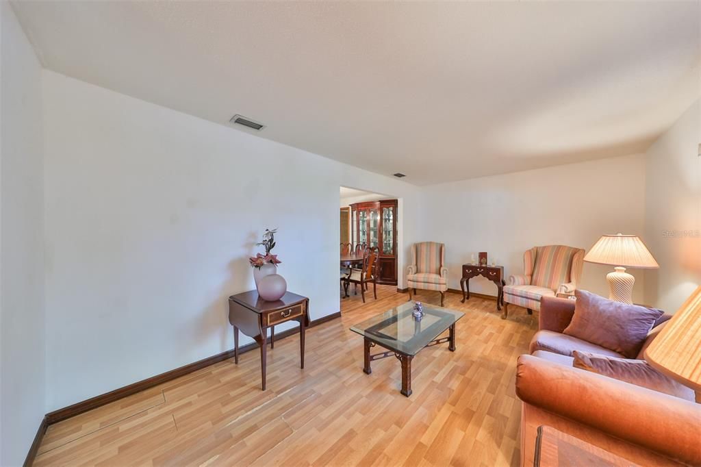 En Venta: $425,000 (4 camas, 2 baños, 2299 Pies cuadrados)