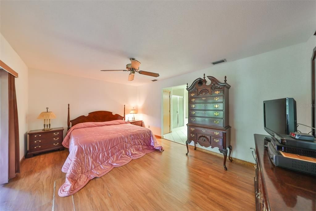 En Venta: $425,000 (4 camas, 2 baños, 2299 Pies cuadrados)