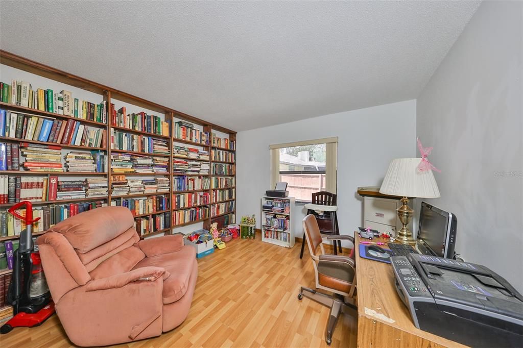 En Venta: $425,000 (4 camas, 2 baños, 2299 Pies cuadrados)