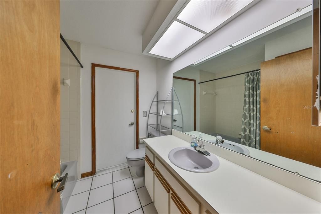 En Venta: $425,000 (4 camas, 2 baños, 2299 Pies cuadrados)