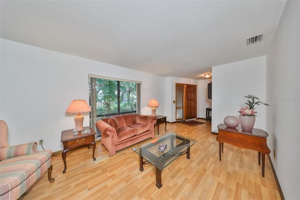 En Venta: $425,000 (4 camas, 2 baños, 2299 Pies cuadrados)