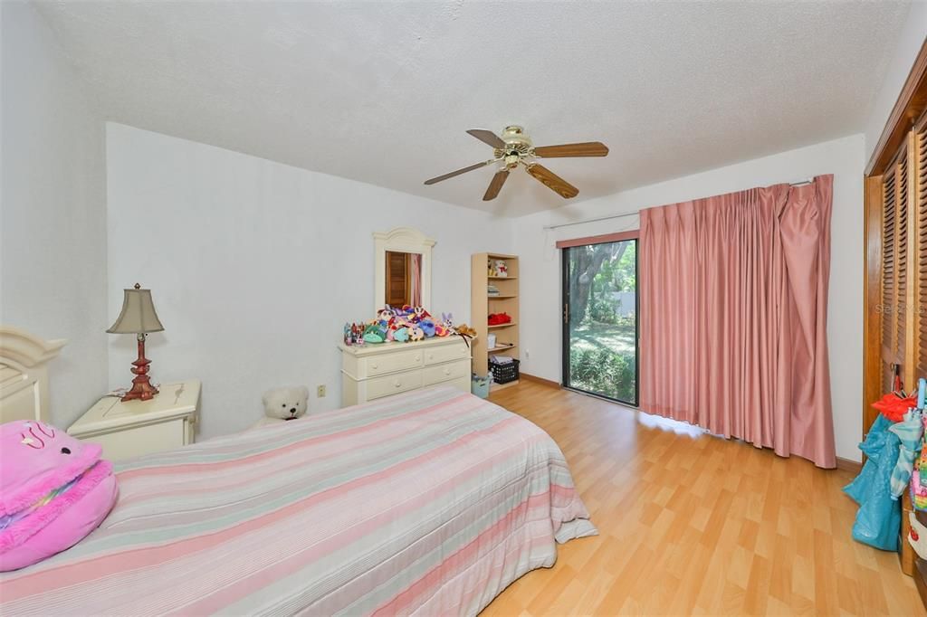 En Venta: $425,000 (4 camas, 2 baños, 2299 Pies cuadrados)