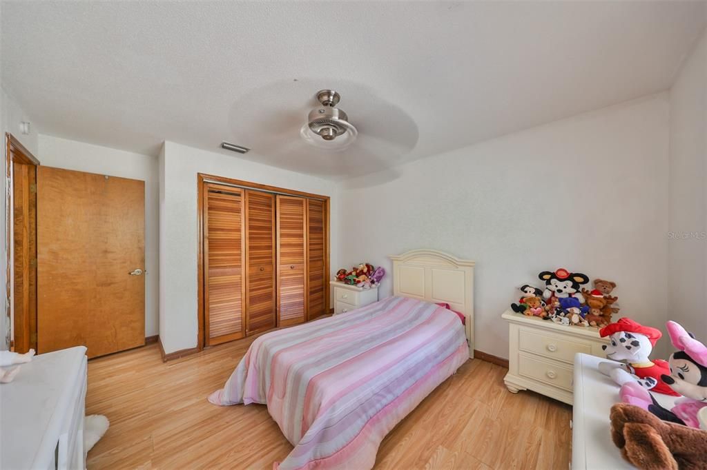 En Venta: $425,000 (4 camas, 2 baños, 2299 Pies cuadrados)