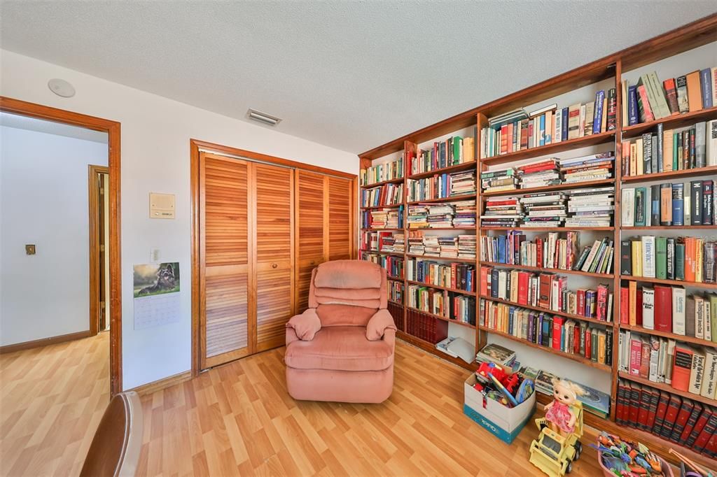 En Venta: $425,000 (4 camas, 2 baños, 2299 Pies cuadrados)