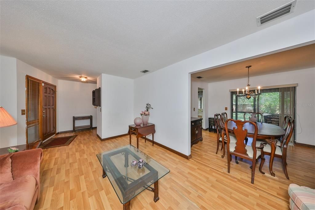 En Venta: $425,000 (4 camas, 2 baños, 2299 Pies cuadrados)
