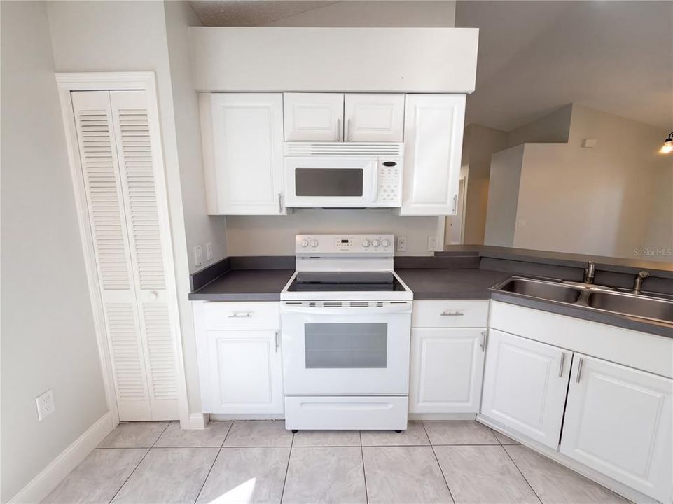 Active With Contract: $301,000 (3 beds, 2 baths, 1482 Square Feet)