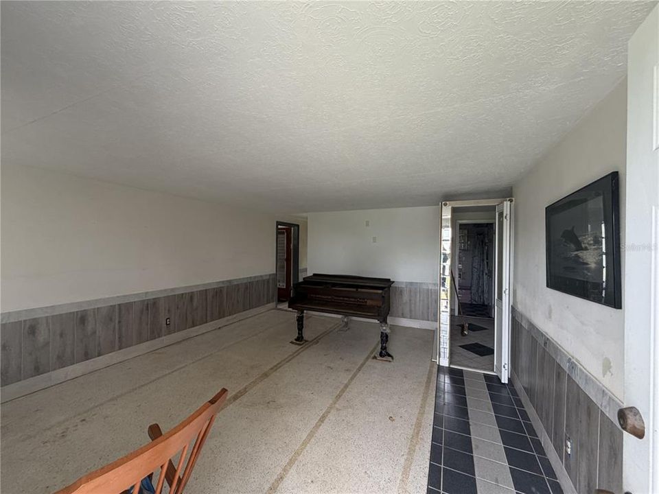 For Sale: $210,000 (2 beds, 1 baths, 1146 Square Feet)