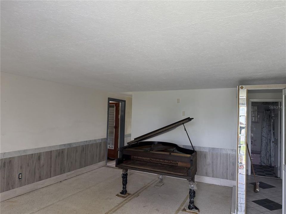 For Sale: $210,000 (2 beds, 1 baths, 1146 Square Feet)