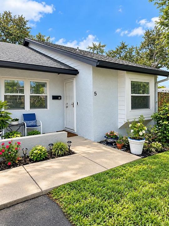 For Sale: $249,000 (2 beds, 2 baths, 865 Square Feet)