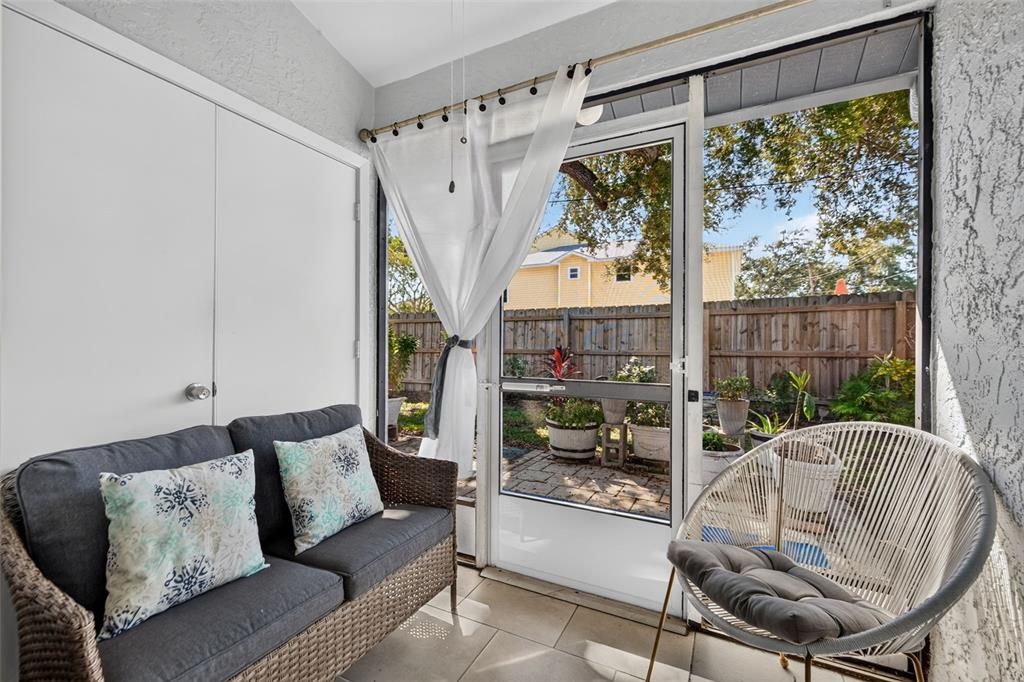 For Sale: $249,000 (2 beds, 2 baths, 865 Square Feet)