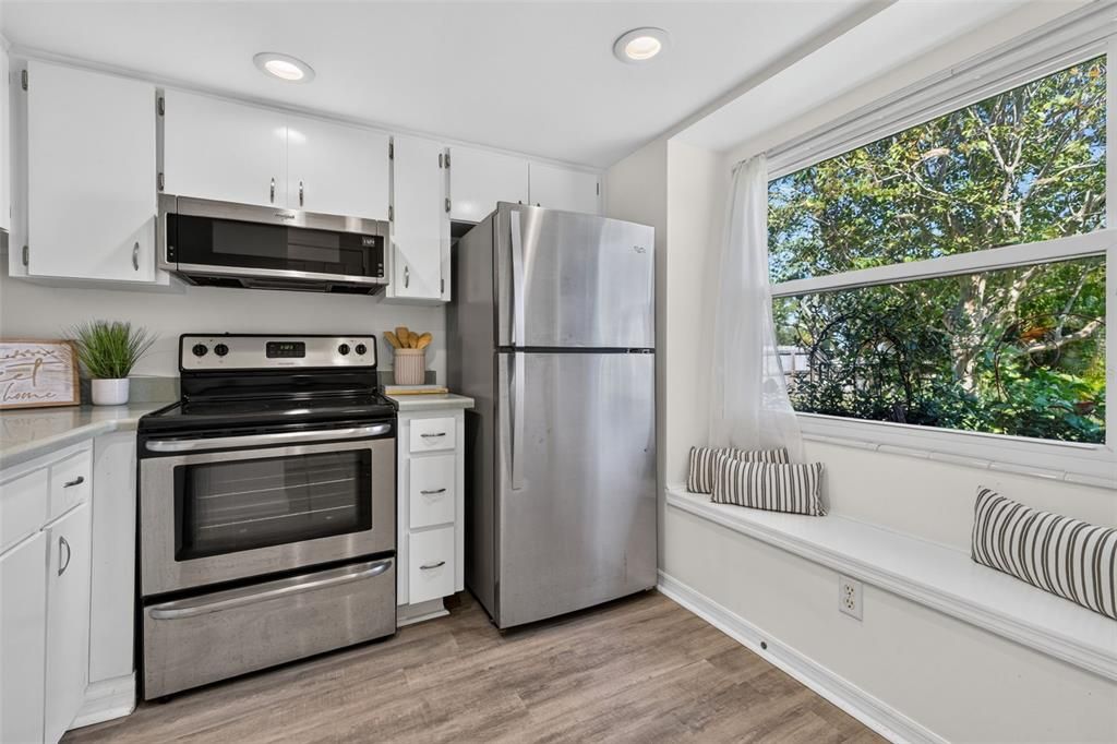 For Sale: $249,000 (2 beds, 2 baths, 865 Square Feet)