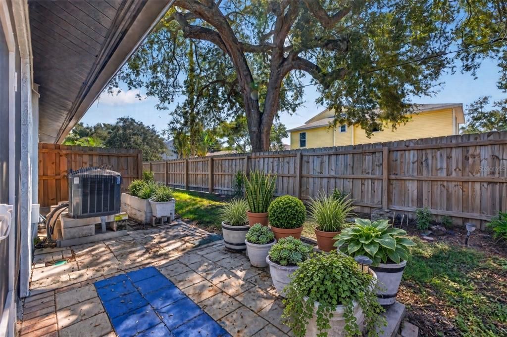 For Sale: $249,000 (2 beds, 2 baths, 865 Square Feet)