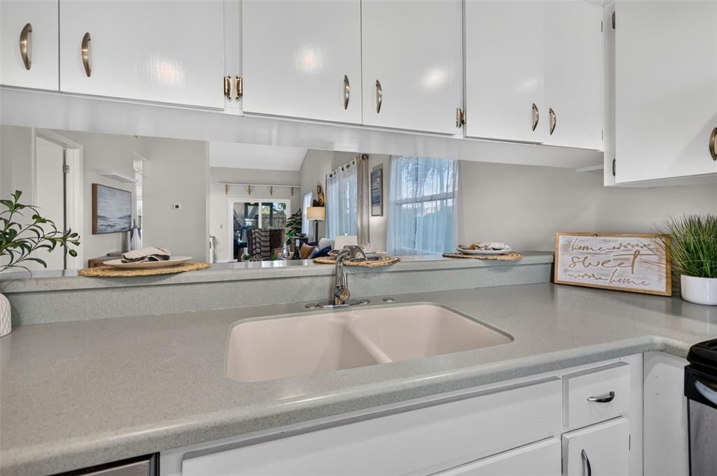 For Sale: $249,000 (2 beds, 2 baths, 865 Square Feet)