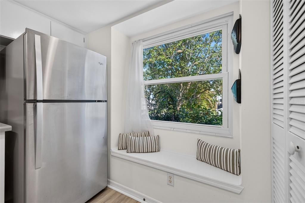 For Sale: $249,000 (2 beds, 2 baths, 865 Square Feet)