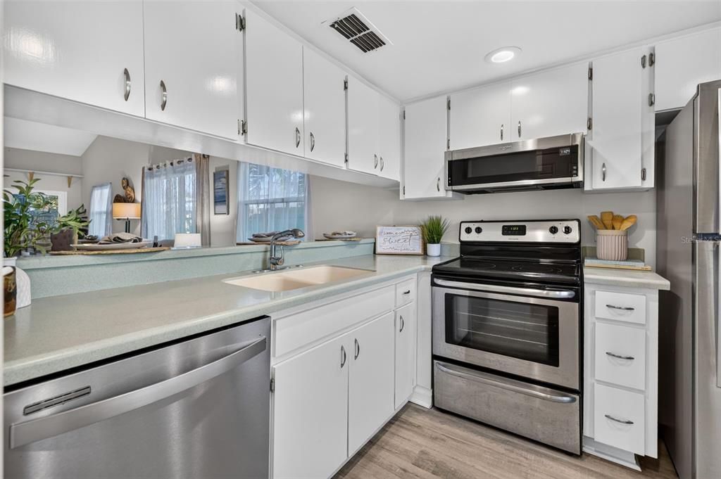 For Sale: $249,000 (2 beds, 2 baths, 865 Square Feet)