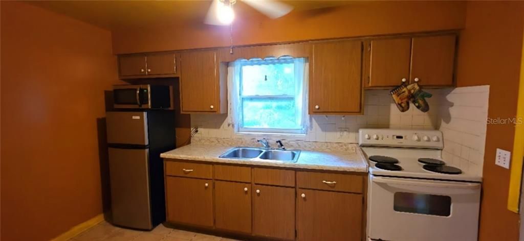 For Sale: $129,900 (2 beds, 1 baths, 1120 Square Feet)