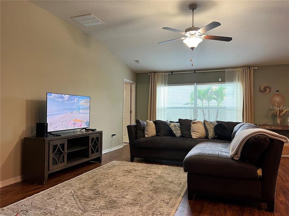 En Venta: $275,000 (4 camas, 2 baños, 1935 Pies cuadrados)