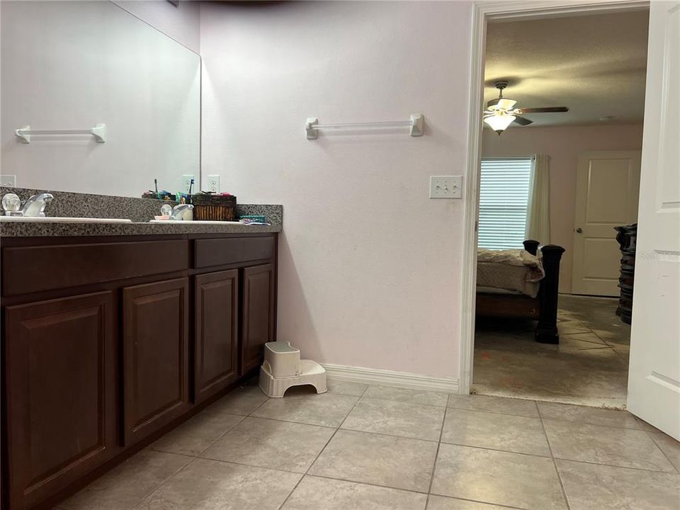 En Venta: $275,000 (4 camas, 2 baños, 1935 Pies cuadrados)