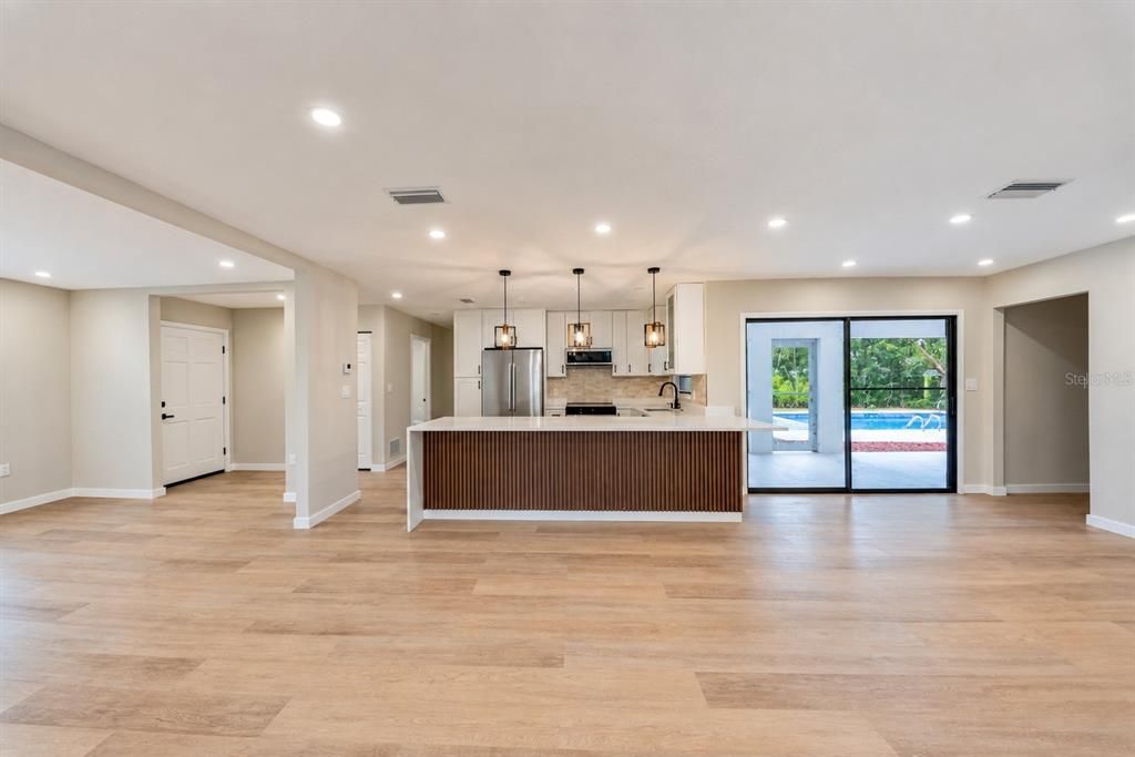 For Sale: $399,900 (4 beds, 2 baths, 1676 Square Feet)