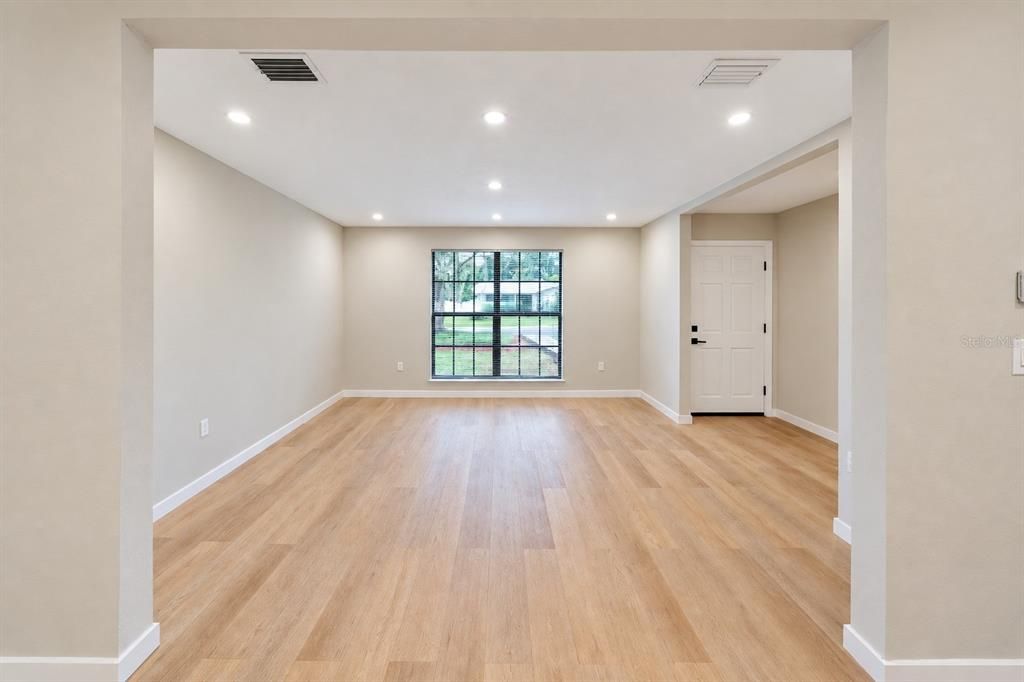 For Sale: $399,900 (4 beds, 2 baths, 1676 Square Feet)