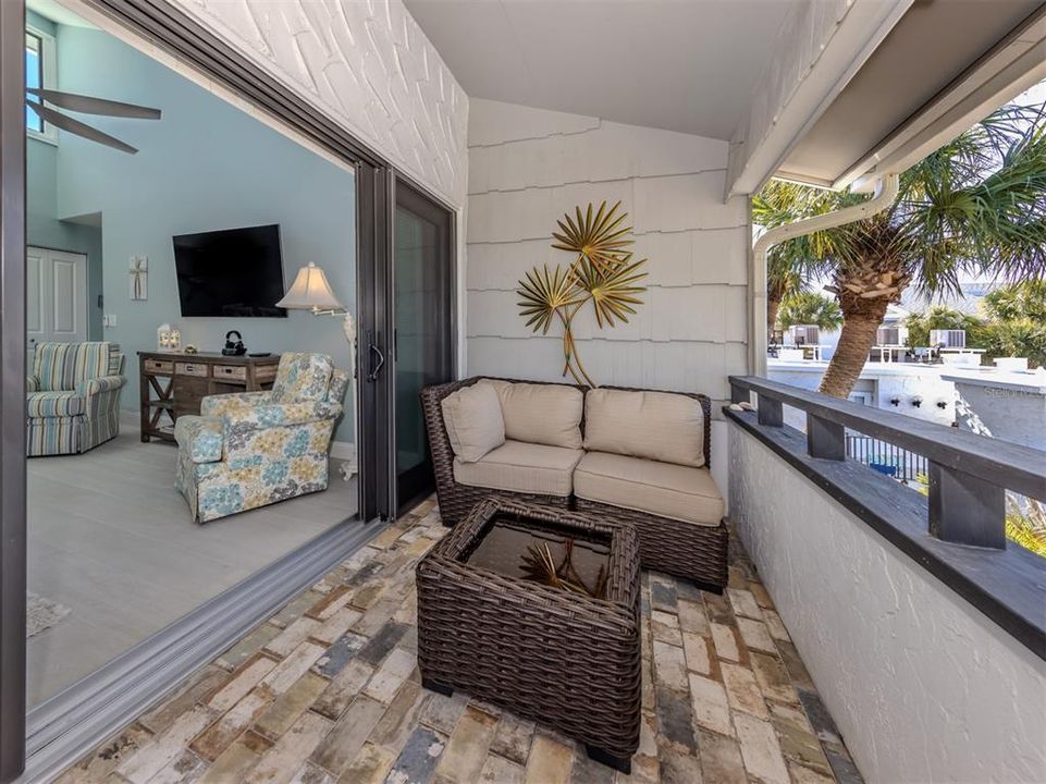For Sale: $515,000 (2 beds, 2 baths, 934 Square Feet)