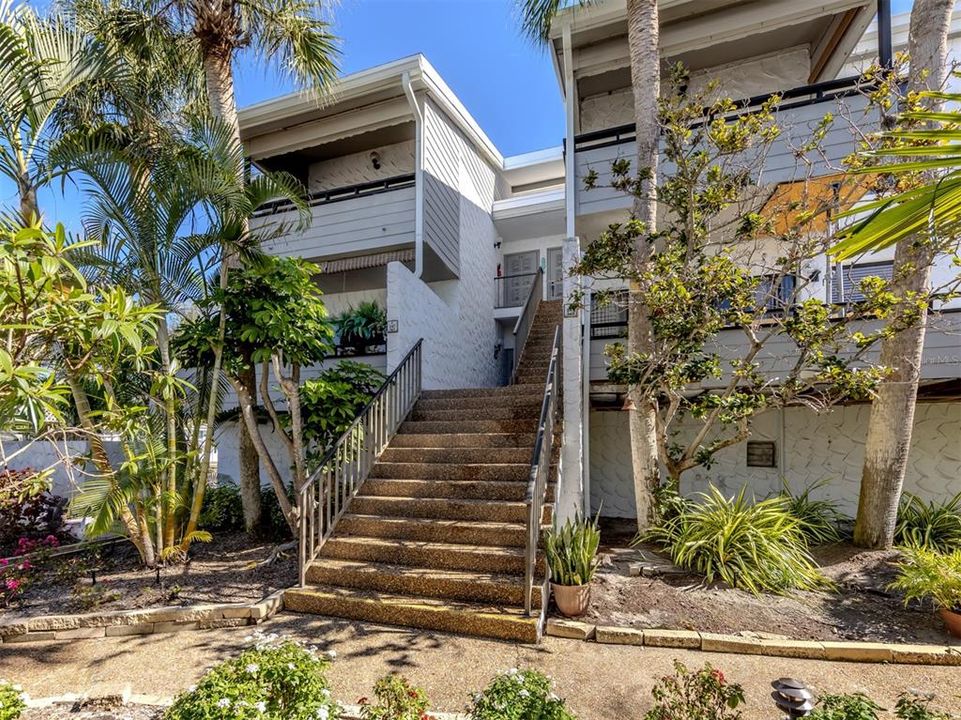 For Sale: $515,000 (2 beds, 2 baths, 934 Square Feet)