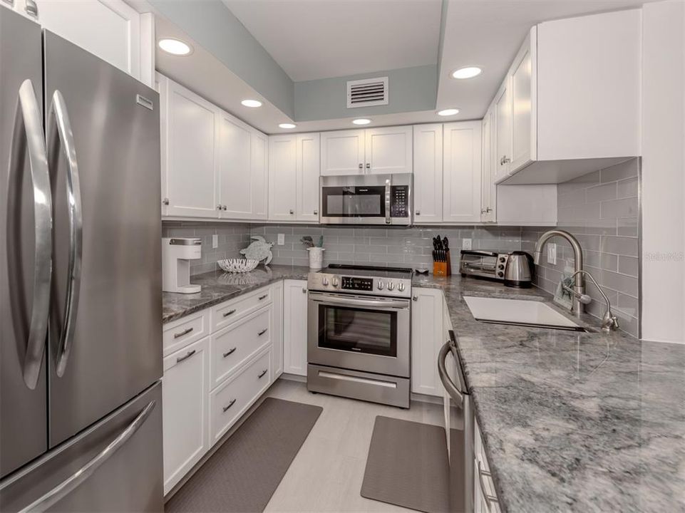 For Sale: $515,000 (2 beds, 2 baths, 934 Square Feet)