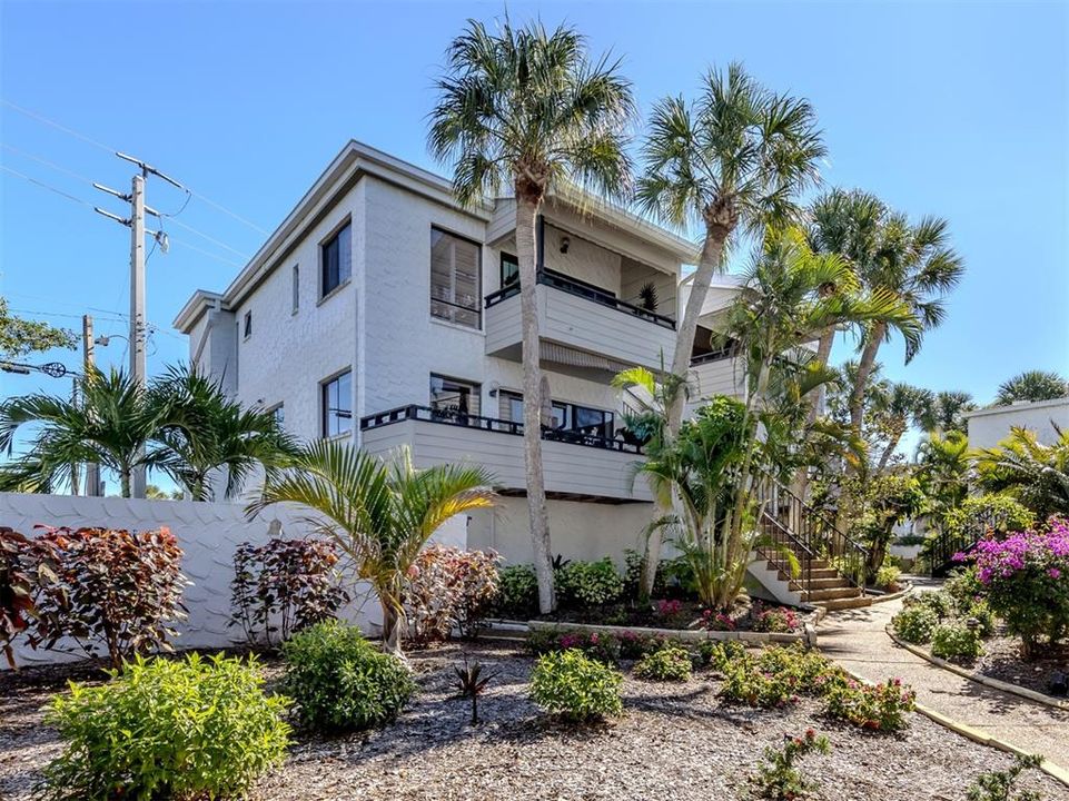 For Sale: $515,000 (2 beds, 2 baths, 934 Square Feet)