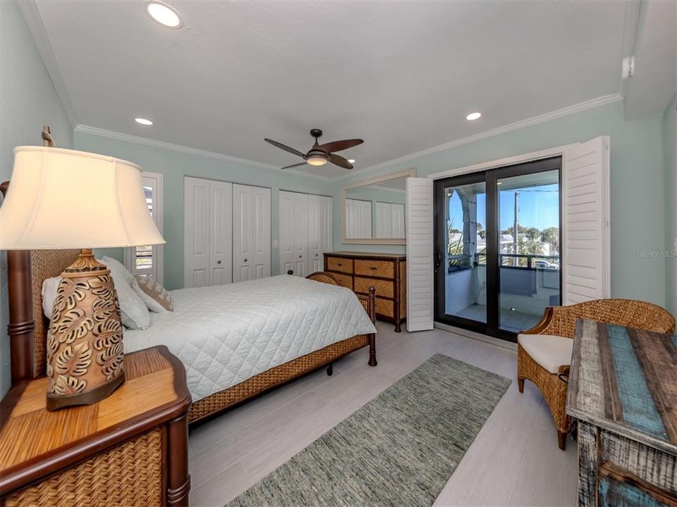For Sale: $515,000 (2 beds, 2 baths, 934 Square Feet)