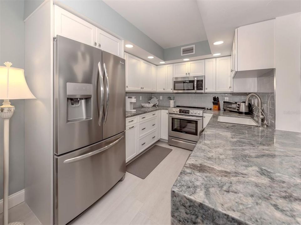 For Sale: $515,000 (2 beds, 2 baths, 934 Square Feet)