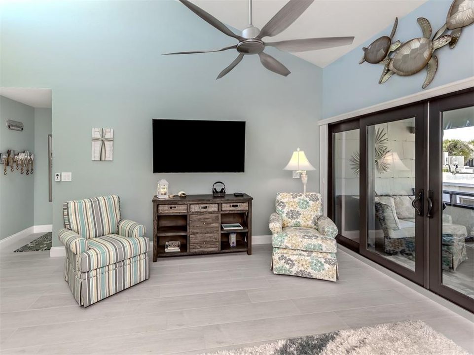 For Sale: $515,000 (2 beds, 2 baths, 934 Square Feet)