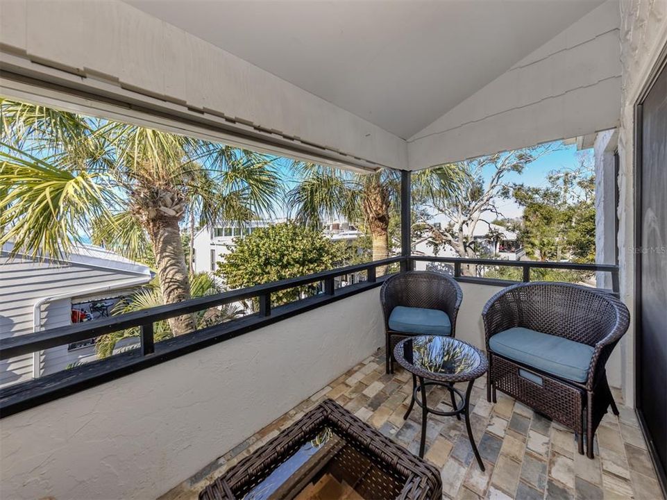 For Sale: $515,000 (2 beds, 2 baths, 934 Square Feet)