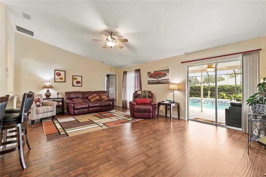 En Venta: $499,900 (3 camas, 2 baños, 2020 Pies cuadrados)